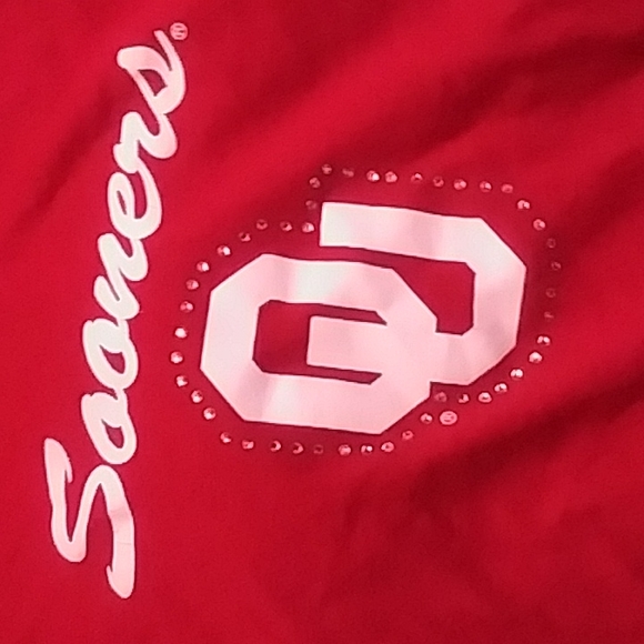 Sonners red shirt with a Q on the front - Picture 2 of 3